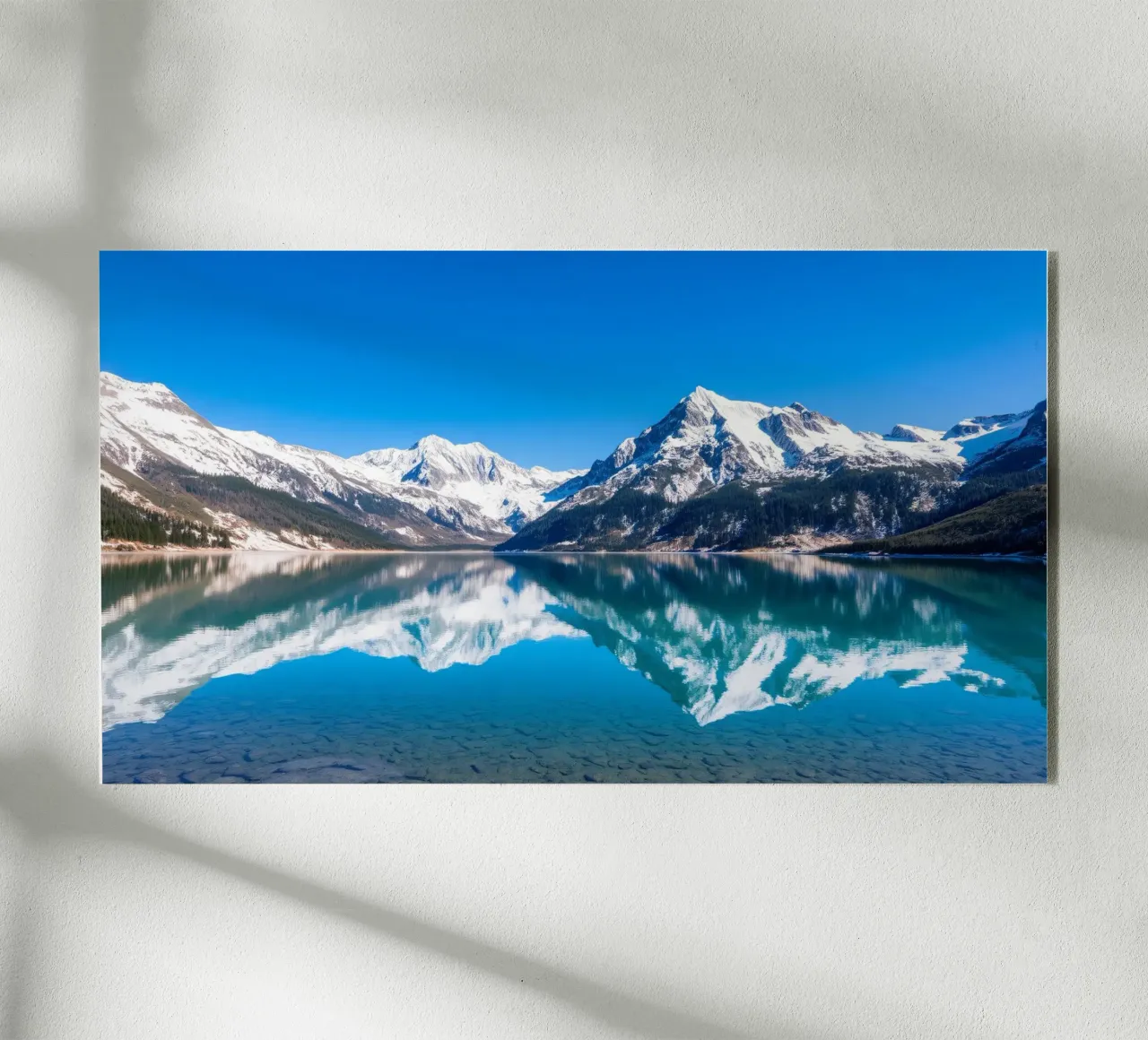 Riflesso stupefacente di montagne innevate in un ambiente tranquillo. plexiglass da DesignDoodle