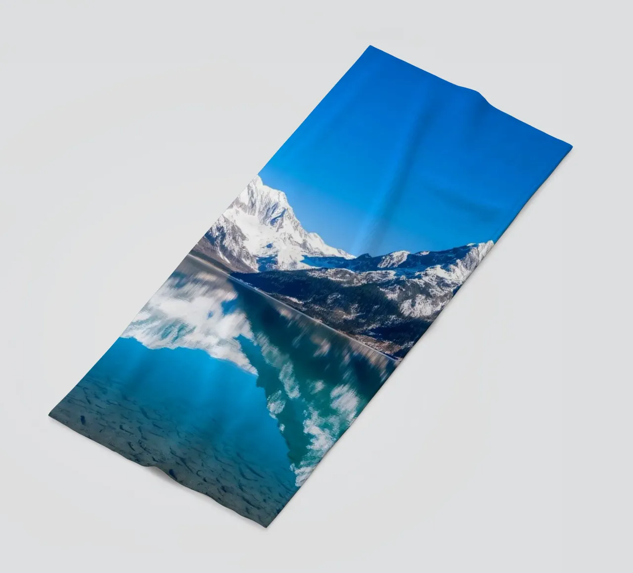 Riflesso stupefacente di montagne innevate in un ambiente tranquillo. telo mare da DesignDoodle