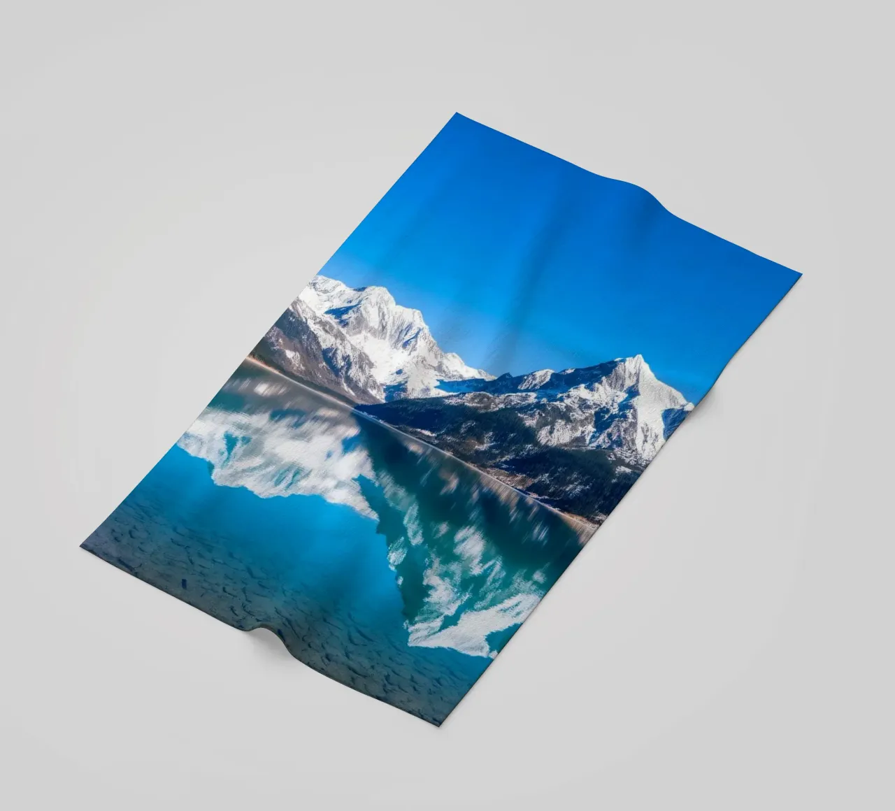 Riflesso stupefacente di montagne innevate in un ambiente tranquillo. telo mare da DesignDoodle