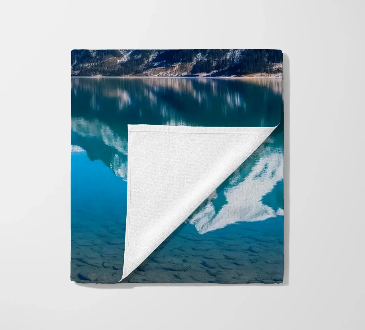 Riflesso stupefacente di montagne innevate in un ambiente tranquillo. telo mare da DesignDoodle
