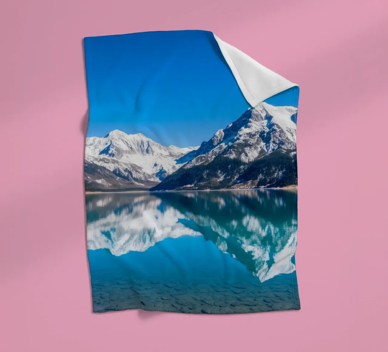 Riflesso stupefacente di montagne innevate in un ambiente tranquillo. coperta in pile da DesignDoodle