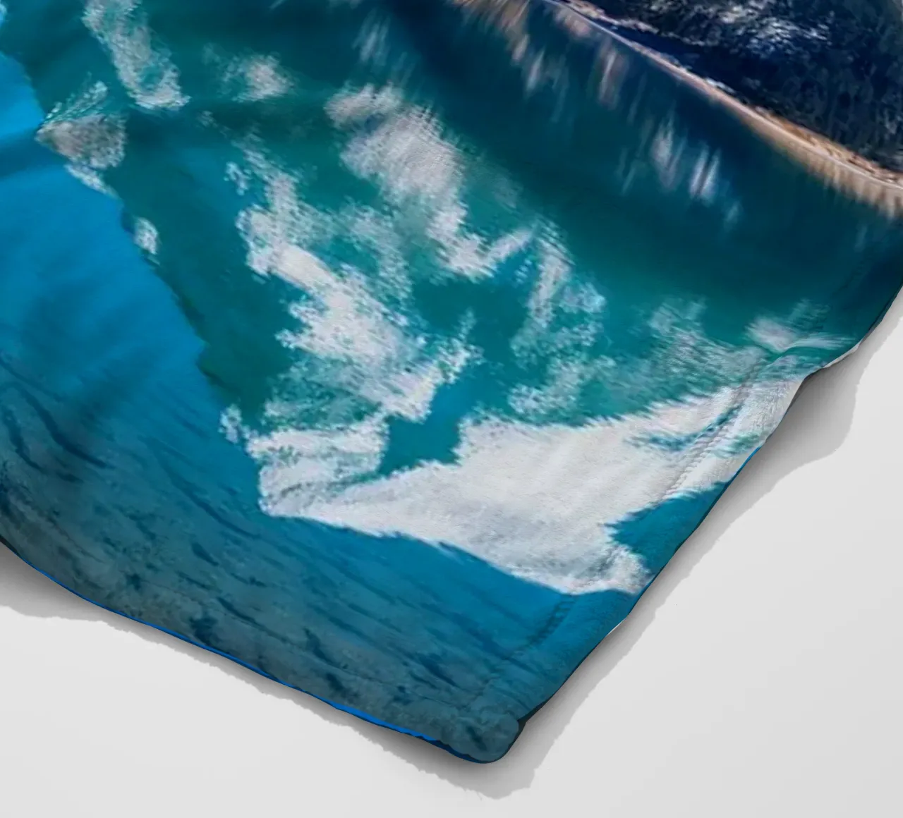 Riflesso stupefacente di montagne innevate in un ambiente tranquillo. coperta in pile da DesignDoodle