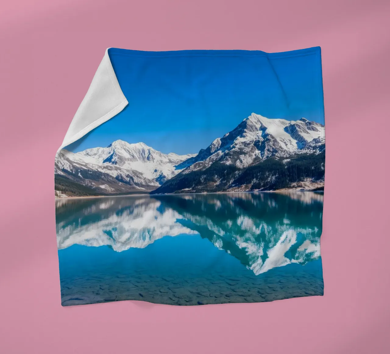 Riflesso stupefacente di montagne innevate in un ambiente tranquillo. coperta in pile da DesignDoodle