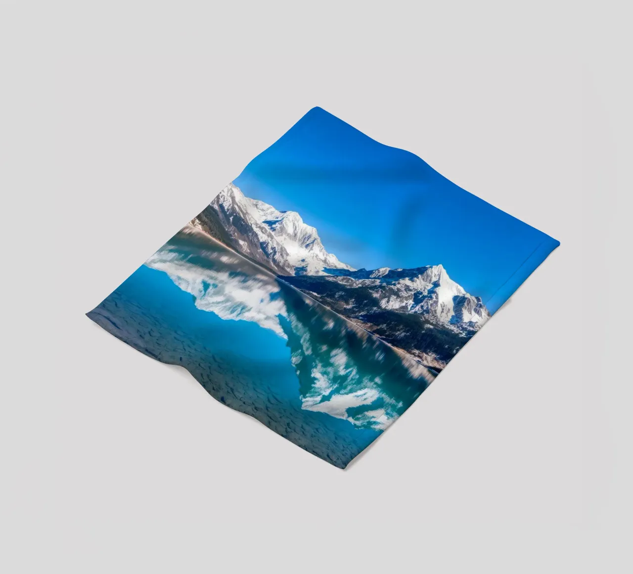 Riflesso stupefacente di montagne innevate in un ambiente tranquillo. coperta in pile da DesignDoodle