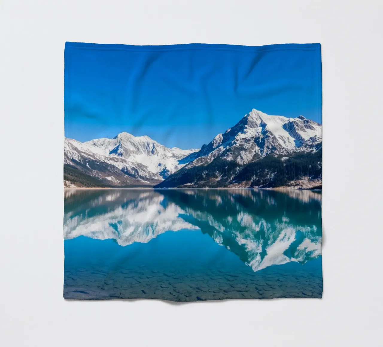 Riflesso stupefacente di montagne innevate in un ambiente tranquillo. coperta in pile da DesignDoodle