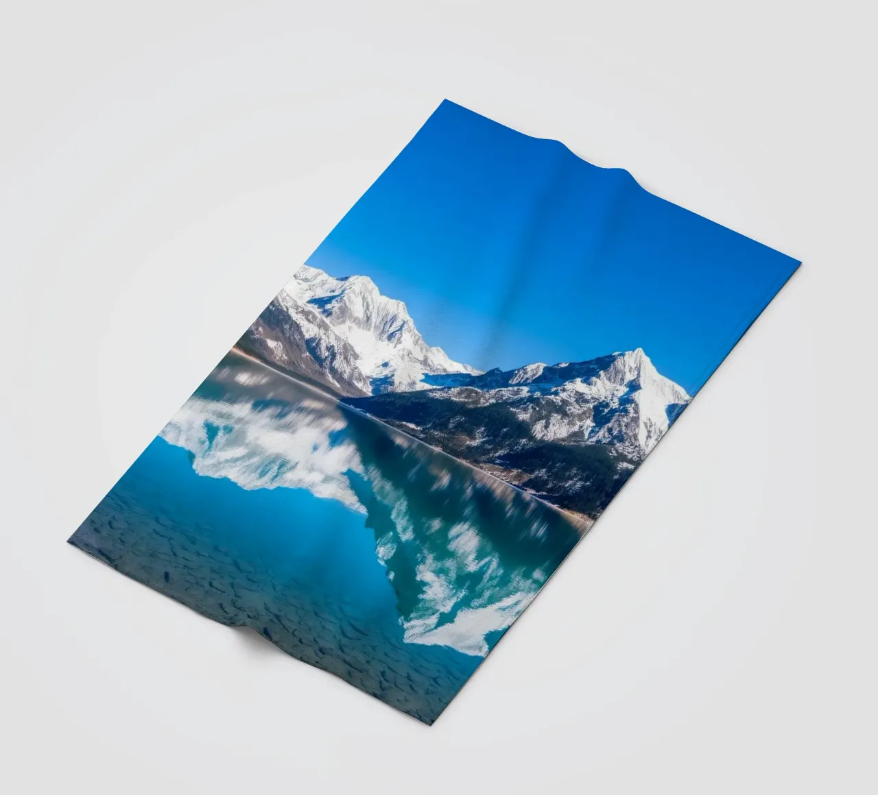 Riflesso stupefacente di montagne innevate in un ambiente tranquillo. coperta in pile da DesignDoodle