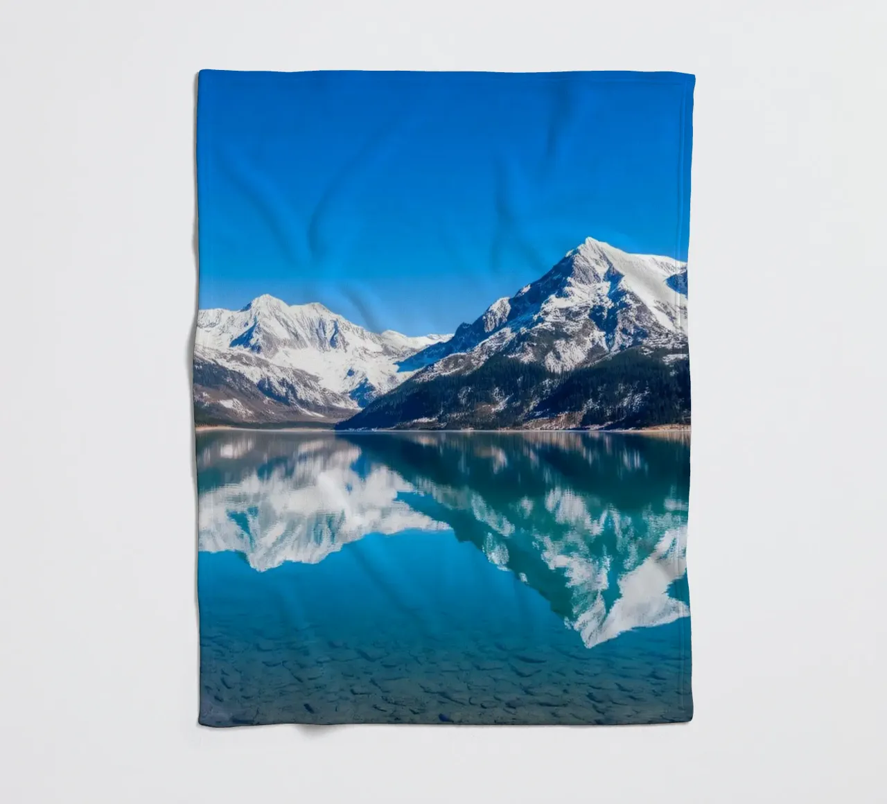 Riflesso stupefacente di montagne innevate in un ambiente tranquillo. coperta in pile da DesignDoodle