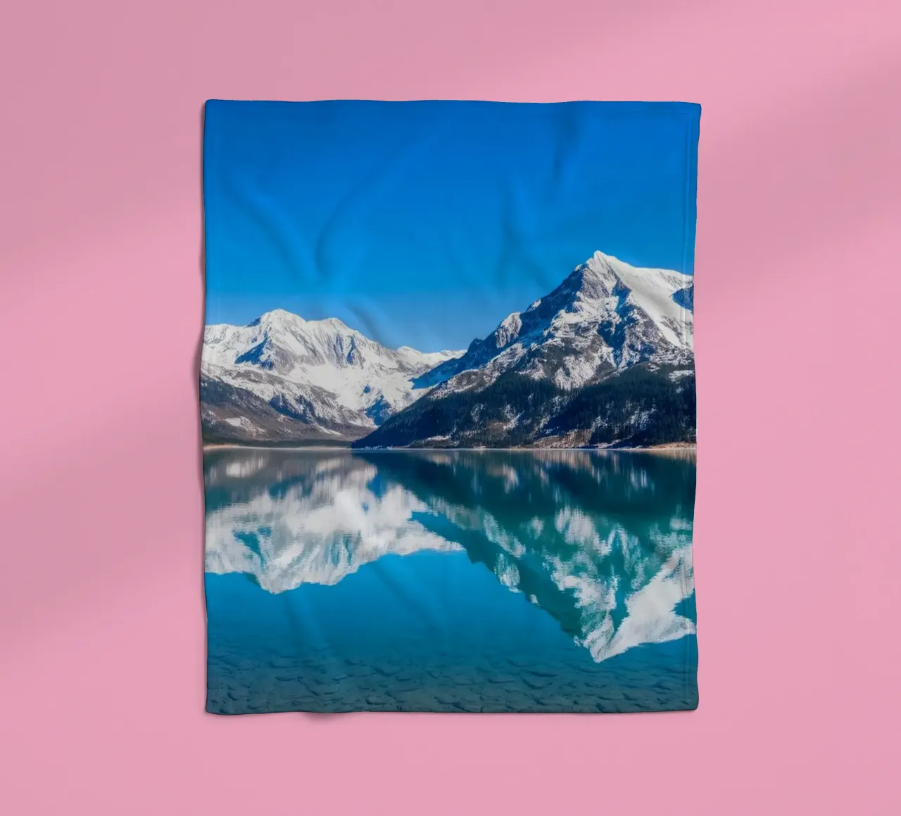 Riflesso stupefacente di montagne innevate in un ambiente tranquillo. coperta in pile da DesignDoodle