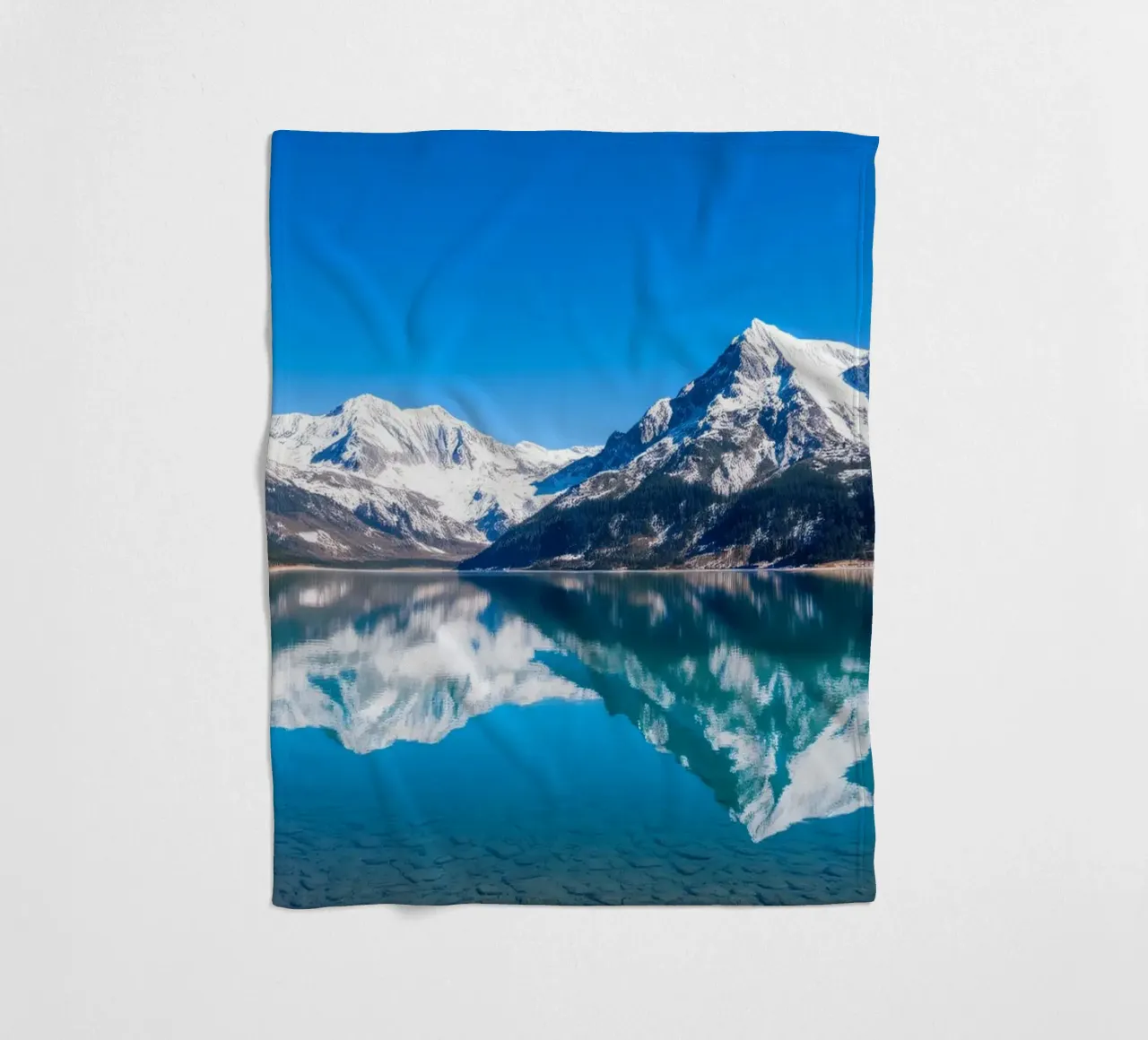 Riflesso stupefacente di montagne innevate in un ambiente tranquillo. coperta in pile da DesignDoodle