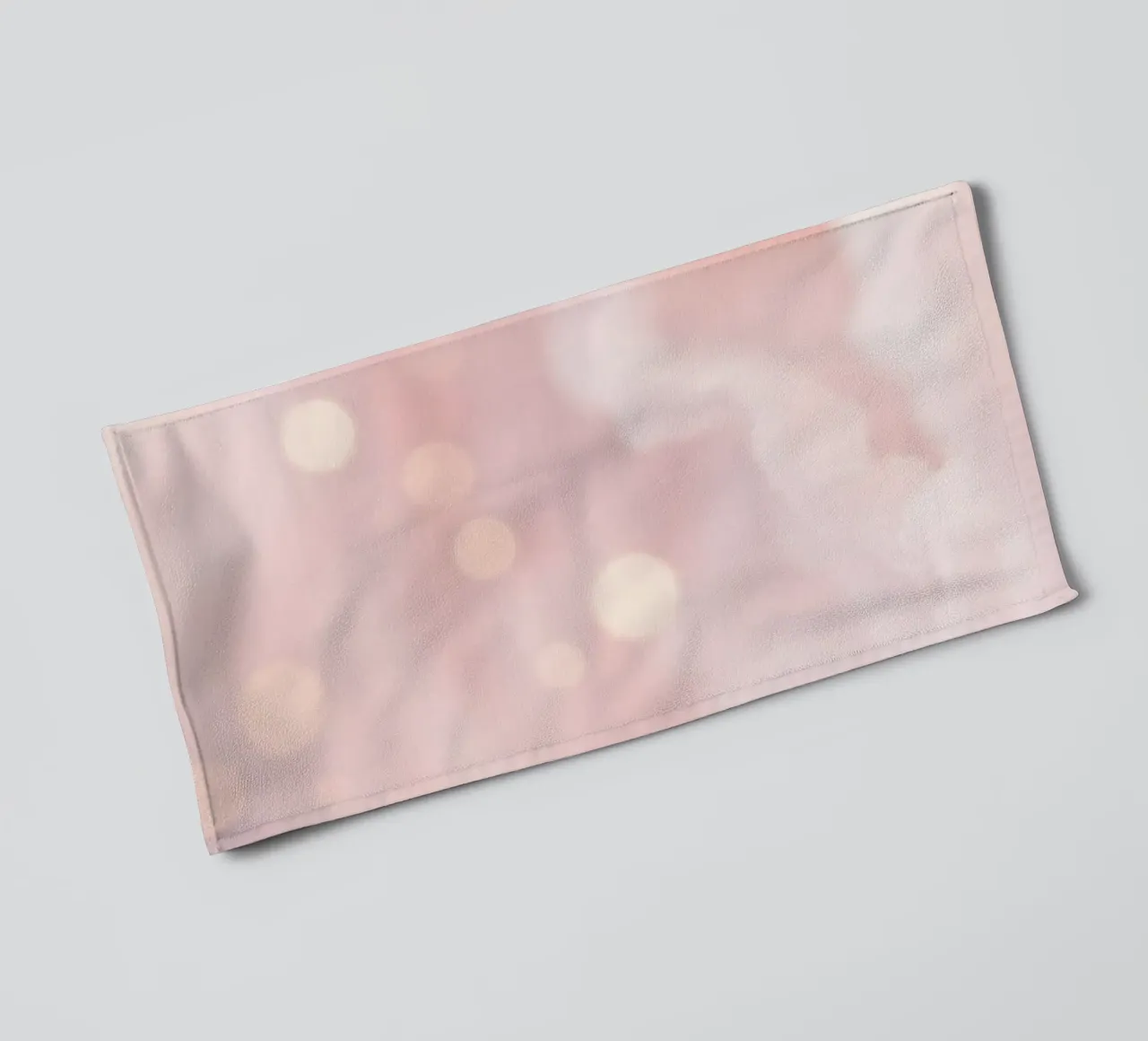 Sfondo astratto rosa tenue con nuvole soffici e delicate asciugamano da bagno da DesignDoodle