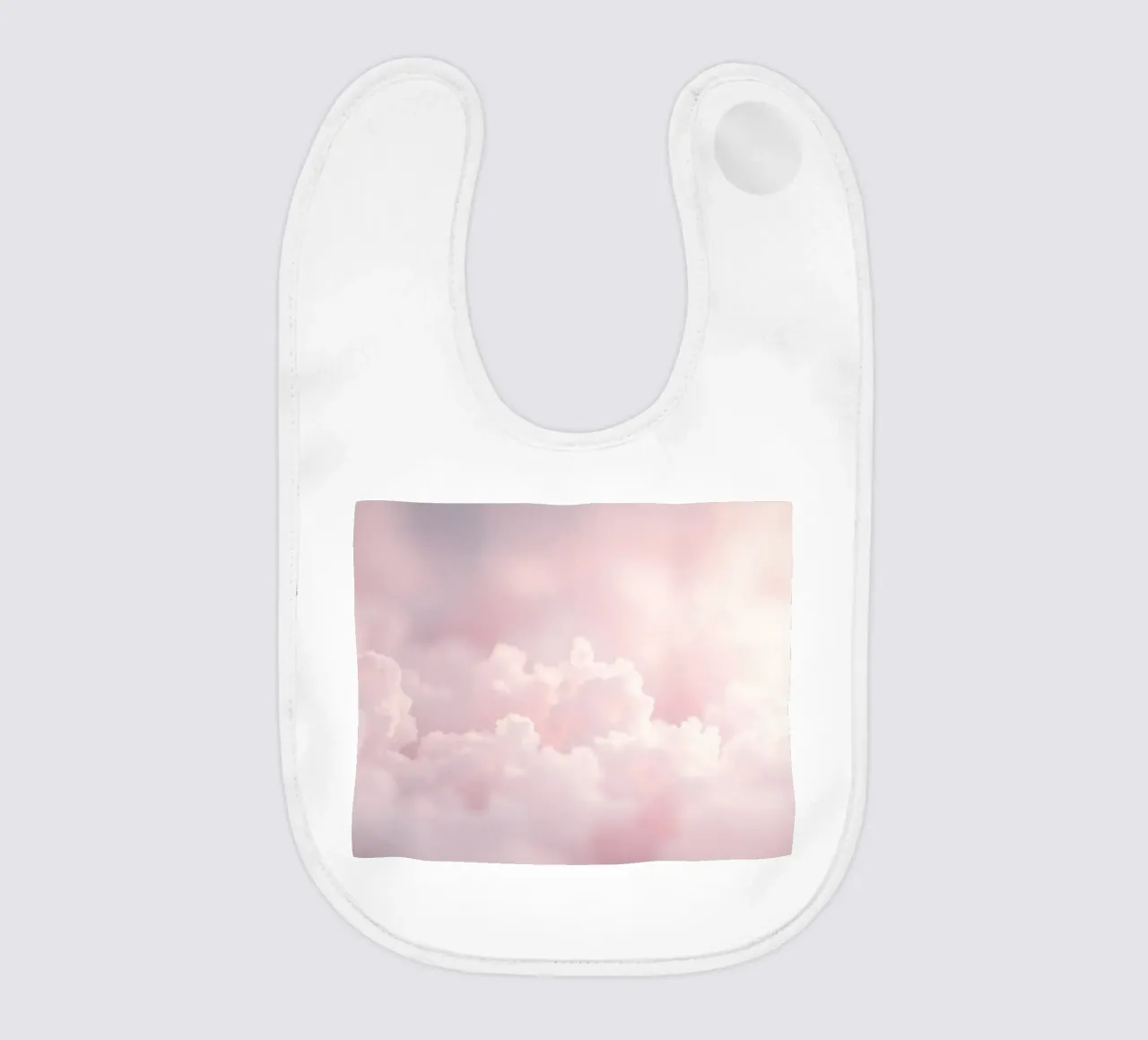 De doux nuages pastel créent un arrière-plan abstrait et serein. bavoir de DesignDoodle