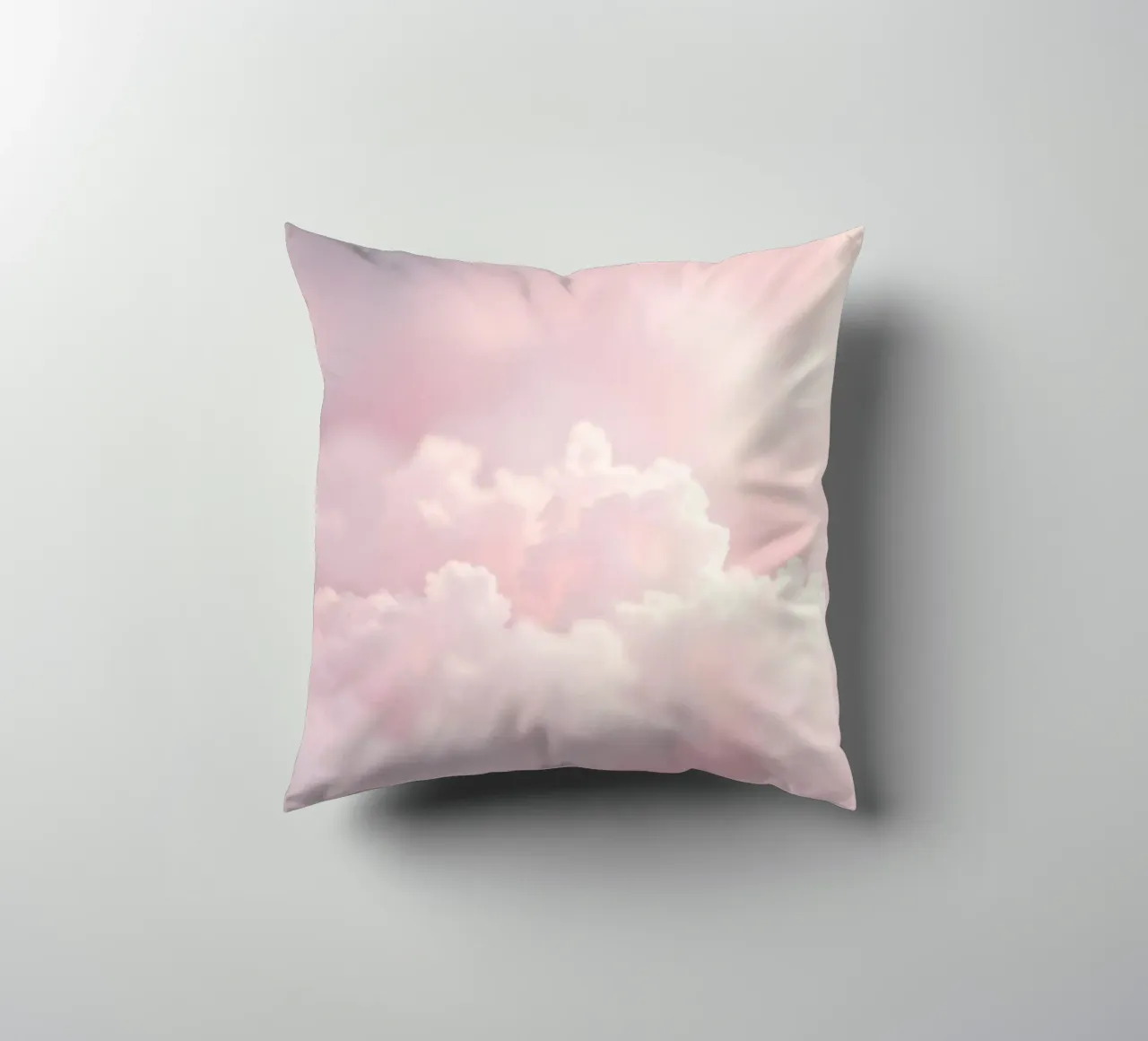 De doux nuages pastel créent un arrière-plan abstrait et serein. coussin de DesignDoodle