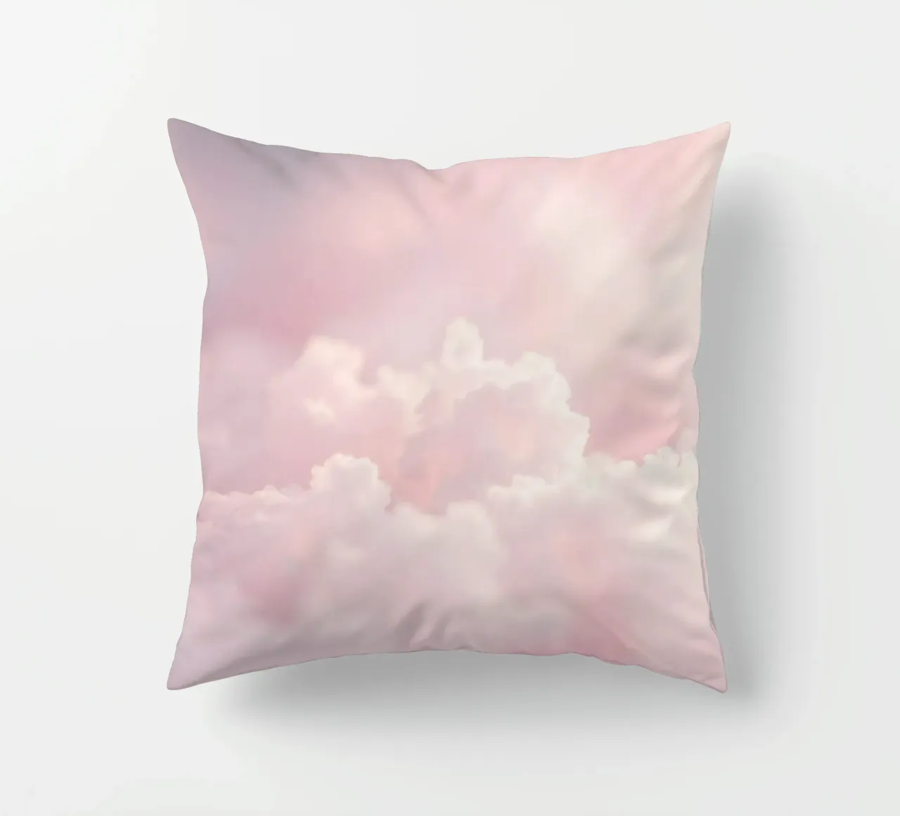 De doux nuages pastel créent un arrière-plan abstrait et serein. coussin de DesignDoodle