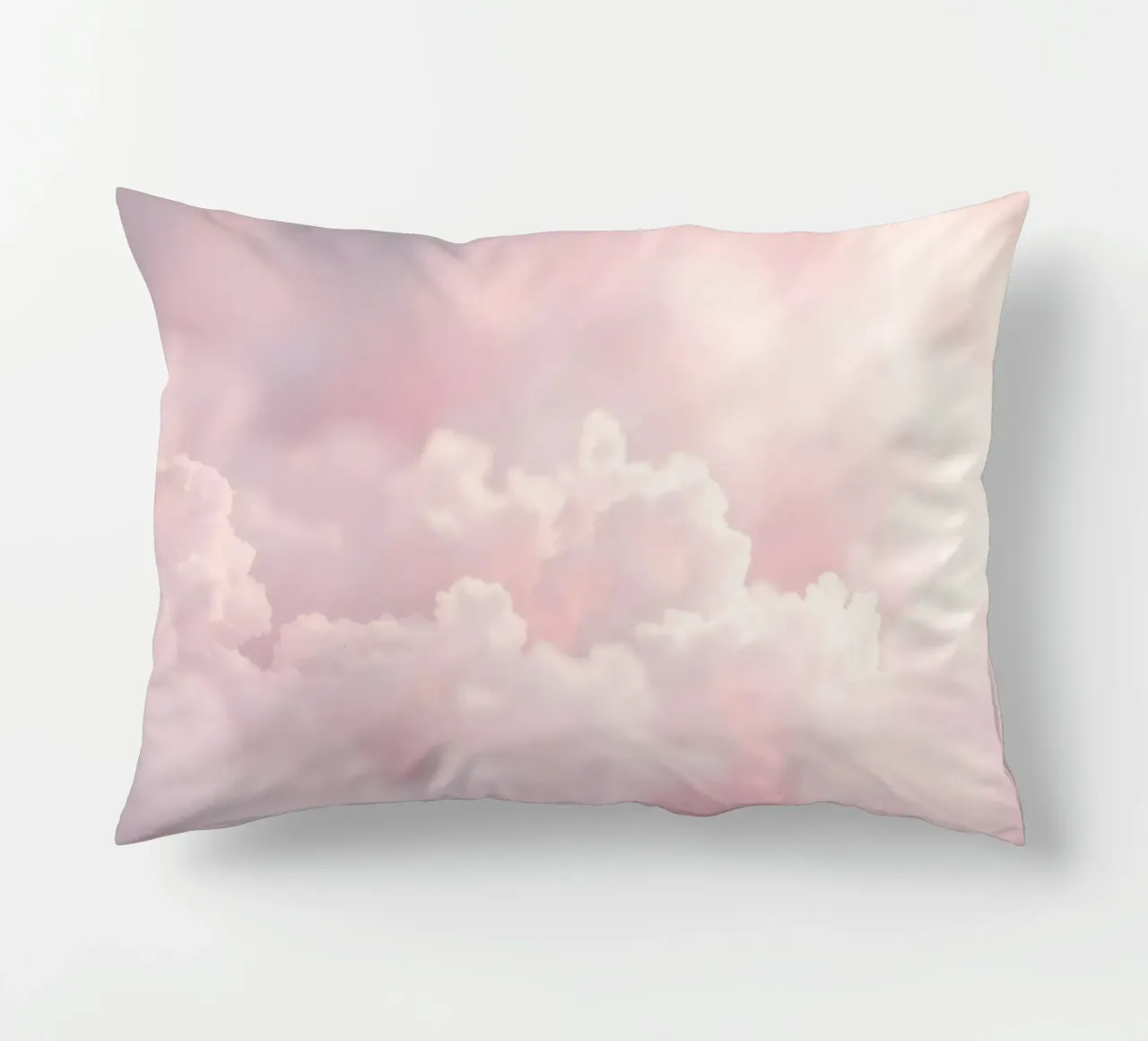 De doux nuages pastel créent un arrière-plan abstrait et serein. coussin de DesignDoodle