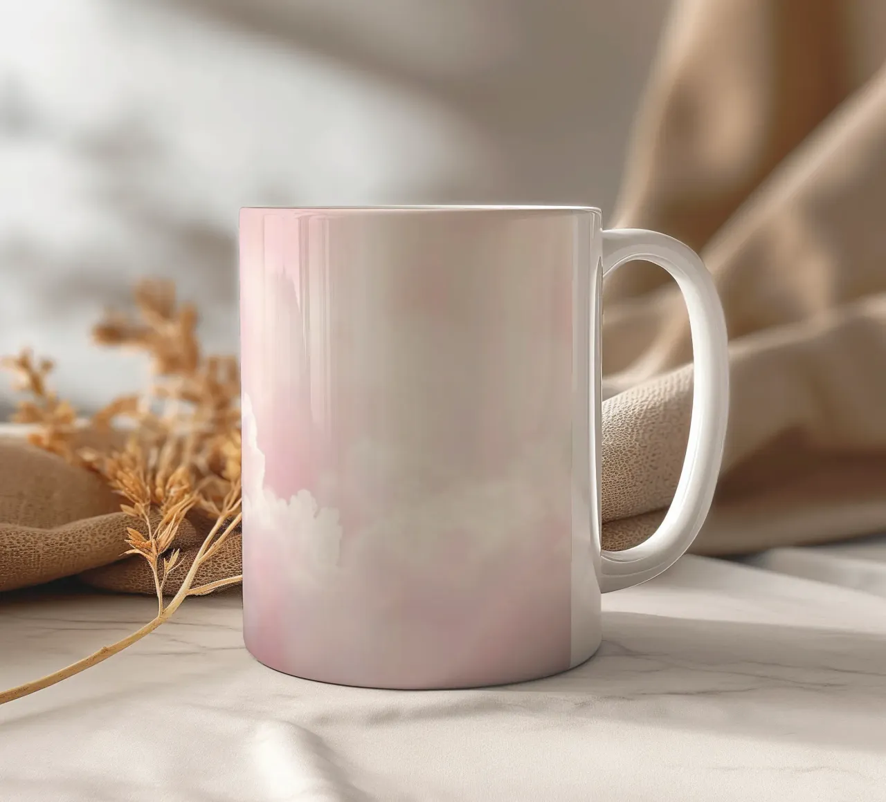 De doux nuages pastel créent un arrière-plan abstrait et serein. mug en céramique de DesignDoodle