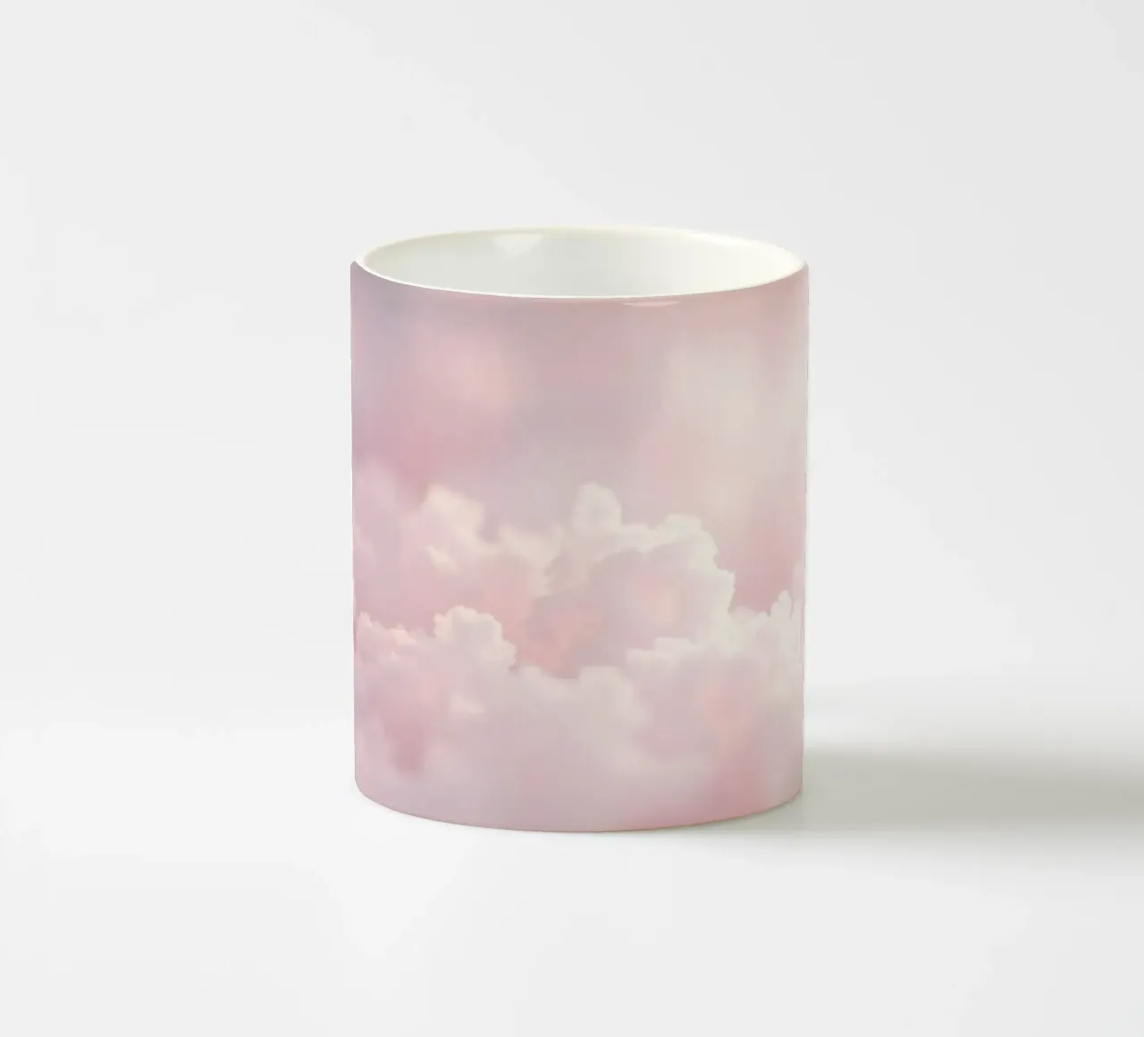 De doux nuages pastel créent un arrière-plan abstrait et serein. mug en céramique de DesignDoodle