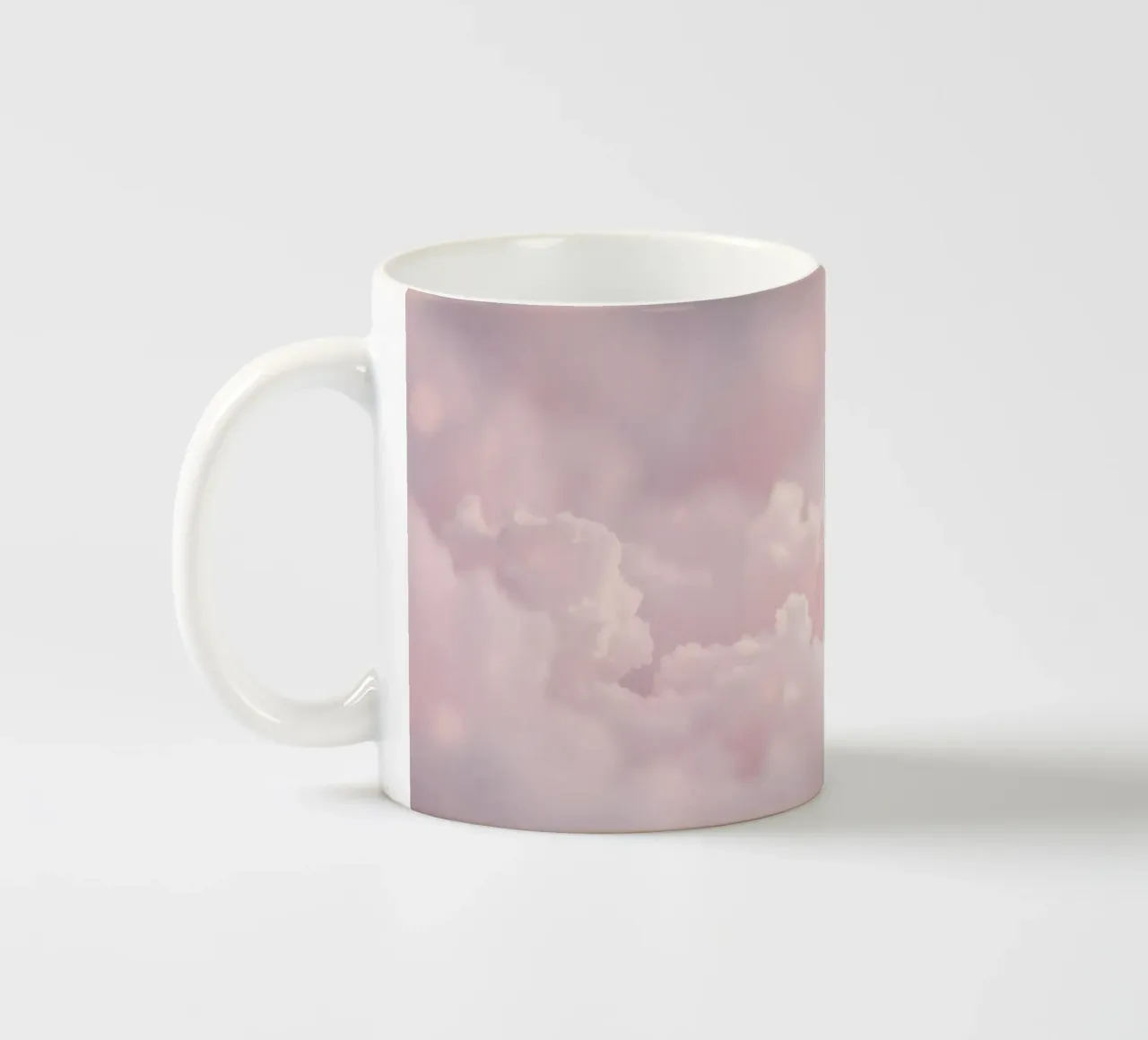 De doux nuages pastel créent un arrière-plan abstrait et serein. mug en céramique de DesignDoodle