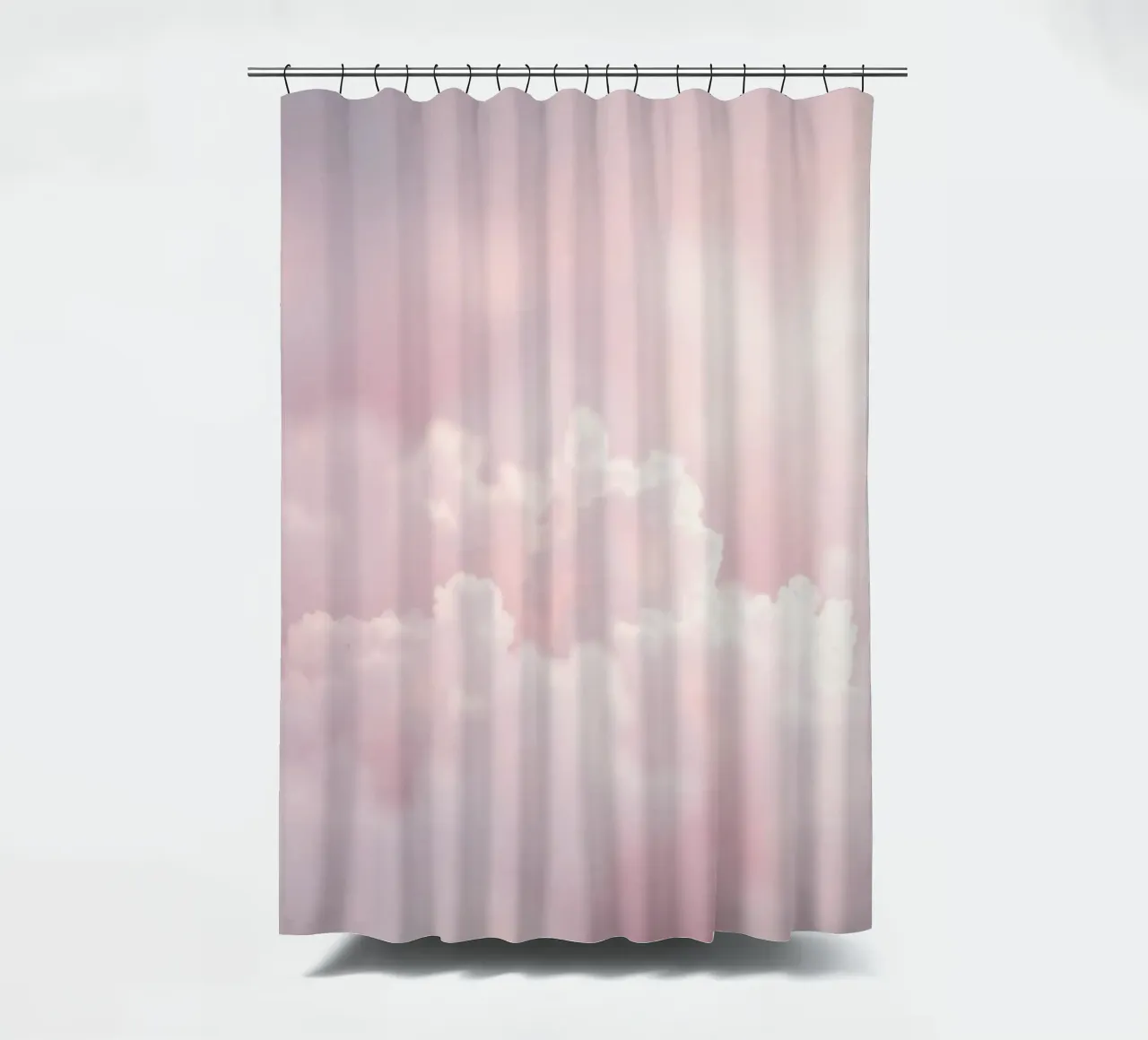 Weiche Pastellwolken schaffen einen ruhigen abstrakten Hintergrund Duschvorhang von DesignDoodle