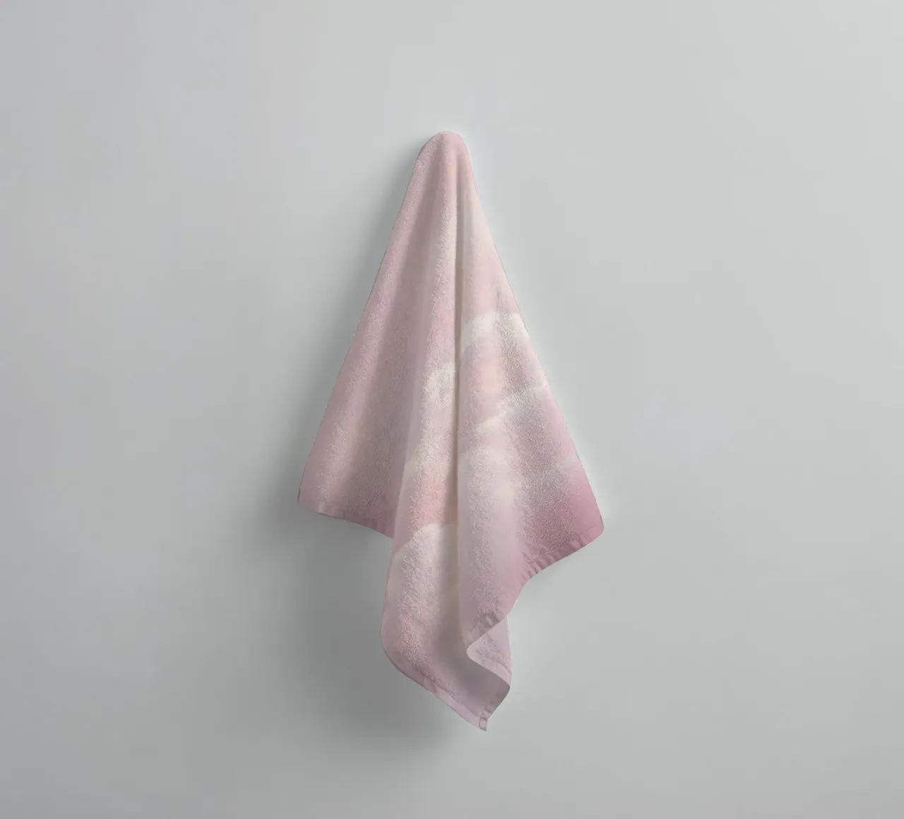De doux nuages pastel créent un arrière-plan abstrait et serein. serviette de bain de DesignDoodle