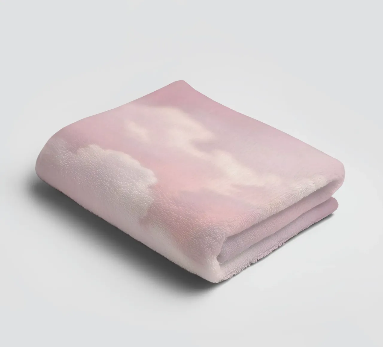 De doux nuages pastel créent un arrière-plan abstrait et serein. serviette de bain de DesignDoodle