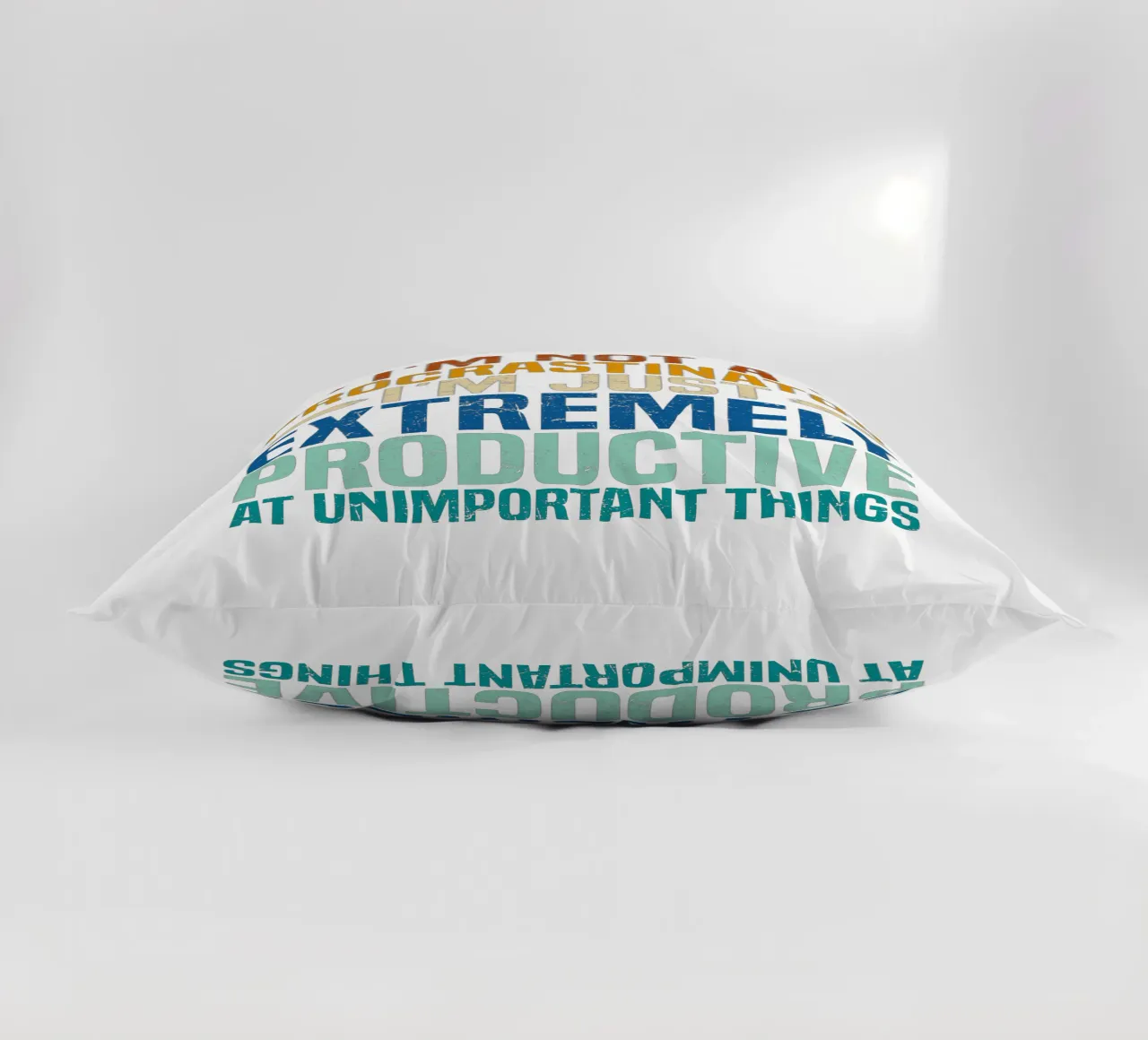 I'M NOT A PROCRASTINATOR, I'M EXTREMELY PRODUCTIVE AT UNIMPO cuscino da edsonramosart