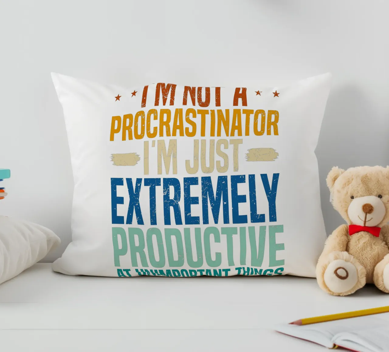 I'M NOT A PROCRASTINATOR, I'M EXTREMELY PRODUCTIVE AT UNIMPO cuscino da edsonramosart