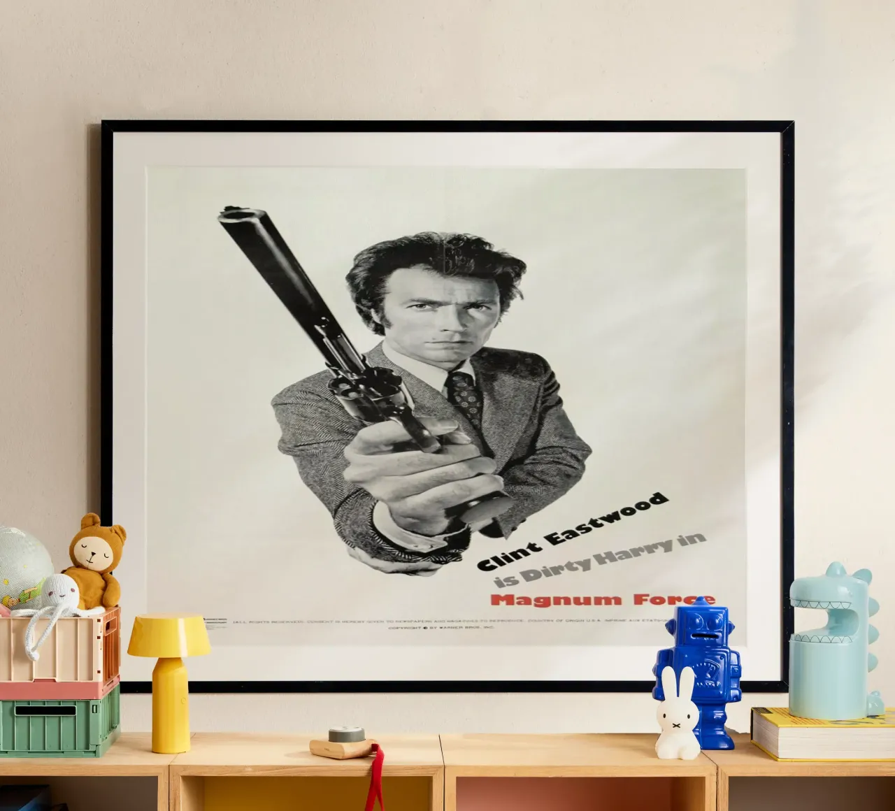 ‘Magnum Force’ Retro Movie Poster poster con telaio in alluminio da Gallery Print and Art Limited