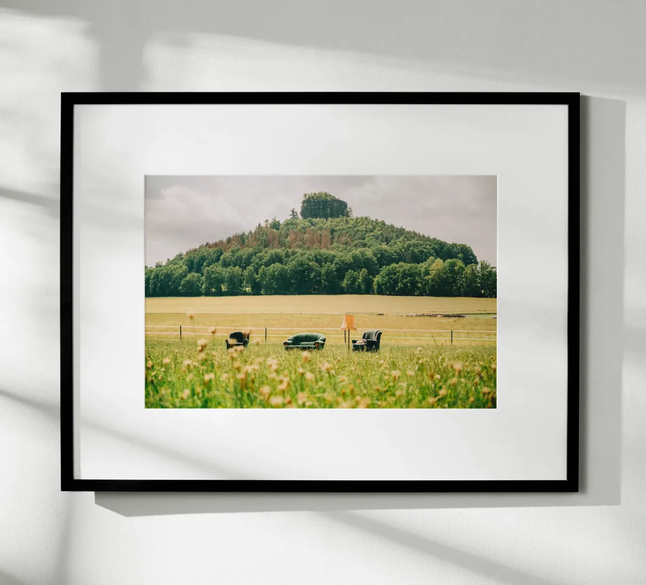 Divano e poltrona tra i fiori di campo - Prato verde di fronte alla montagna poster con telaio in alluminio da Bold and Retro