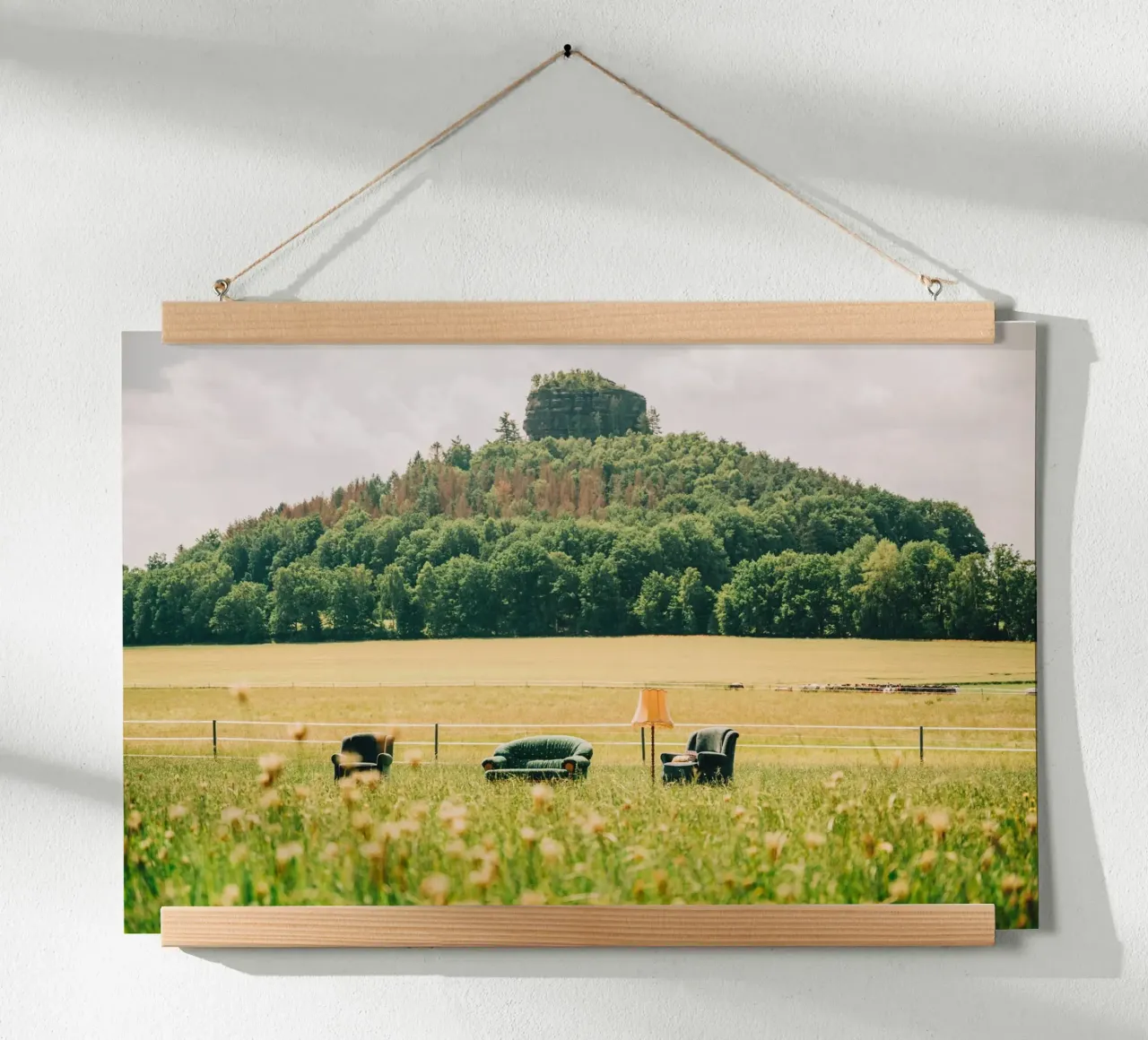 Divano e poltrona tra i fiori di campo - Prato verde di fronte alla montagna poster con telaio in alluminio da Bold and Retro