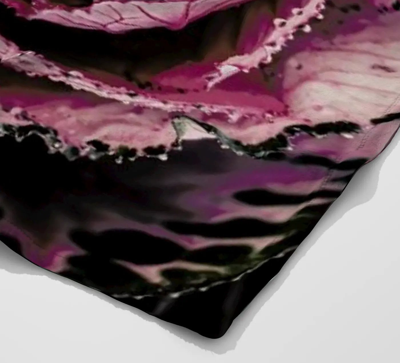 Pink Rosette Fleecedecke von Ingrid Beddoes