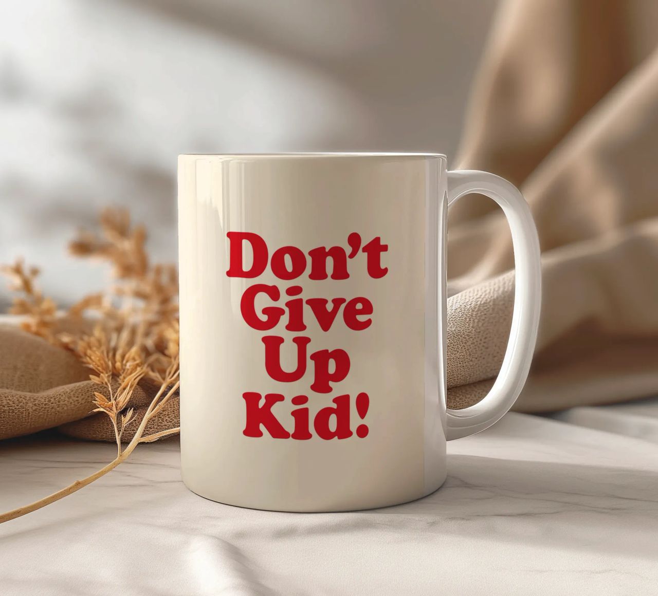Non arrenderti ragazzo tazza in ceramica da THE MOTIVATED TYPE
