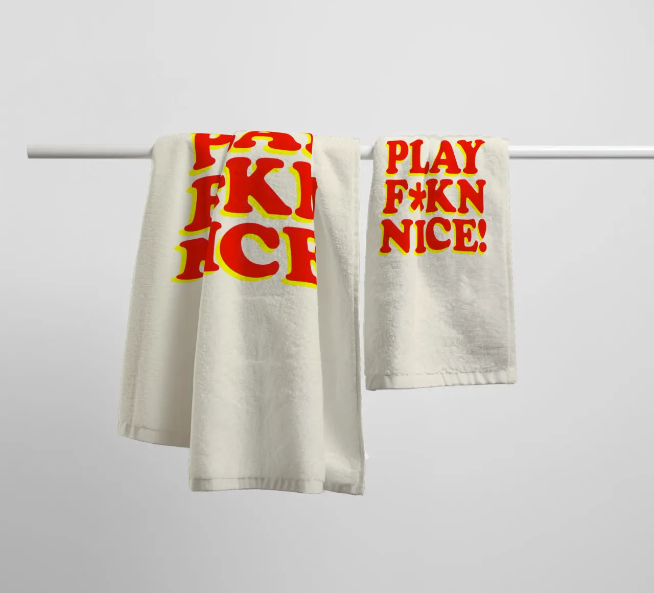 Play Fkn Nice Design tipografico umoristico asciugamano da bagno da THE MOTIVATED TYPE