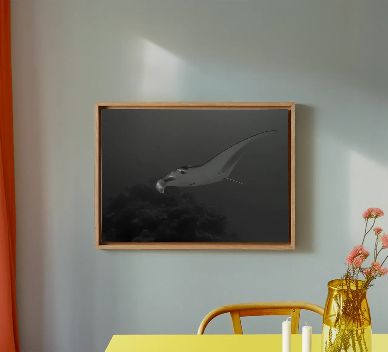 Frau taucht ins Wasser Leinwand mit Schattenfugenrahmen von Eames