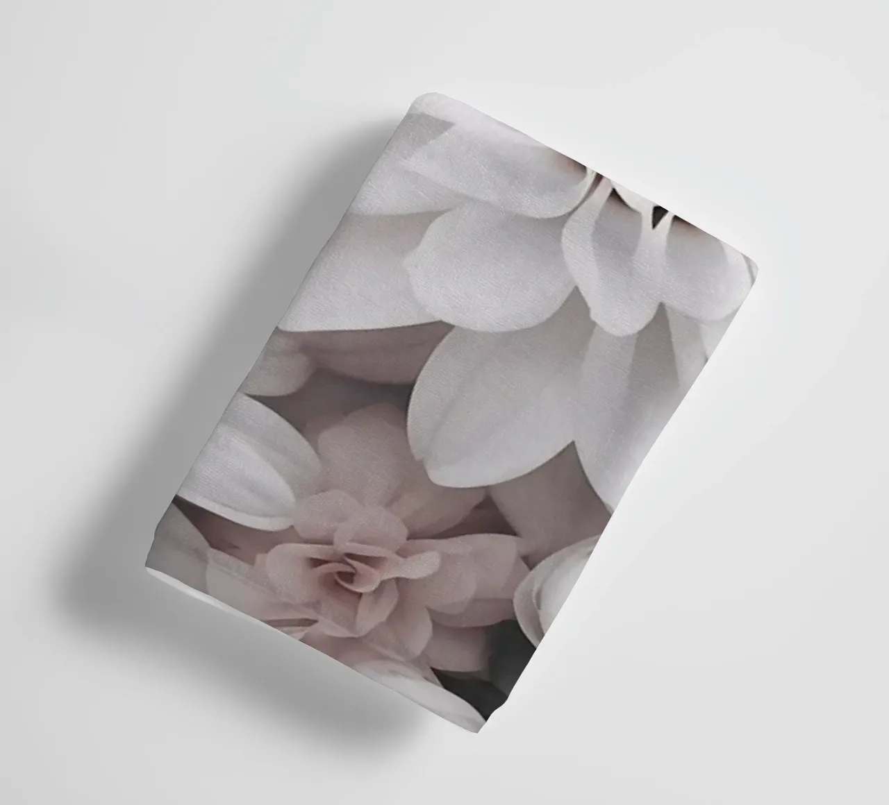 Cascata di fiori Bellezza floreale pastello asciugamano da bagno da Andrea Haase Floral Passion
