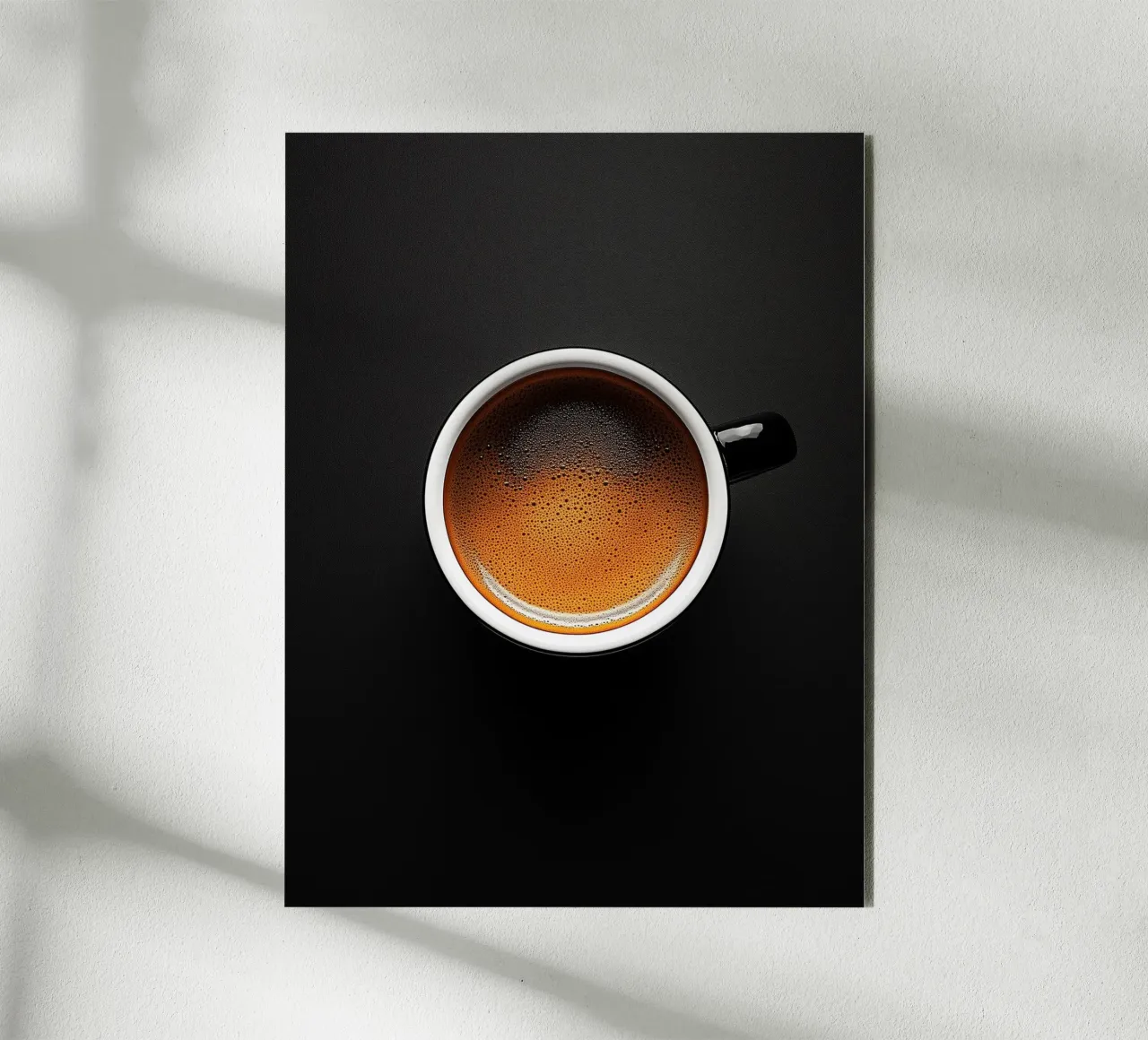 Tazza di caffè nero su sfondo nero alluminio dibond da Spice & Style