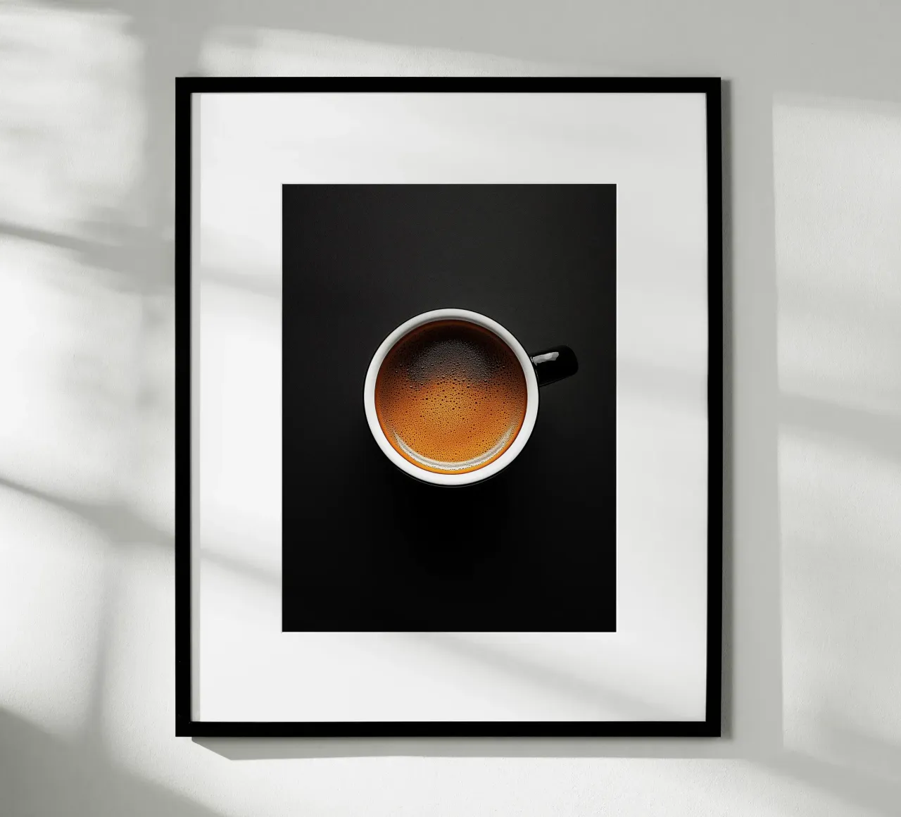 Schwarze Kaffeetasse auf schwarzem Hintergrund Hahnemühle von Spice & Style