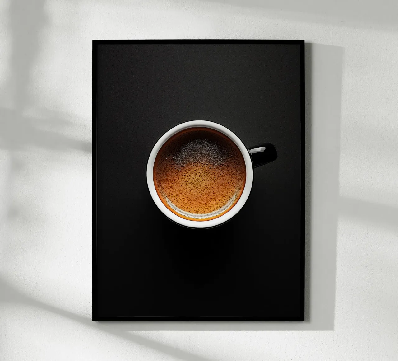 Schwarze Kaffeetasse auf schwarzem Hintergrund Hahnemühle von Spice & Style