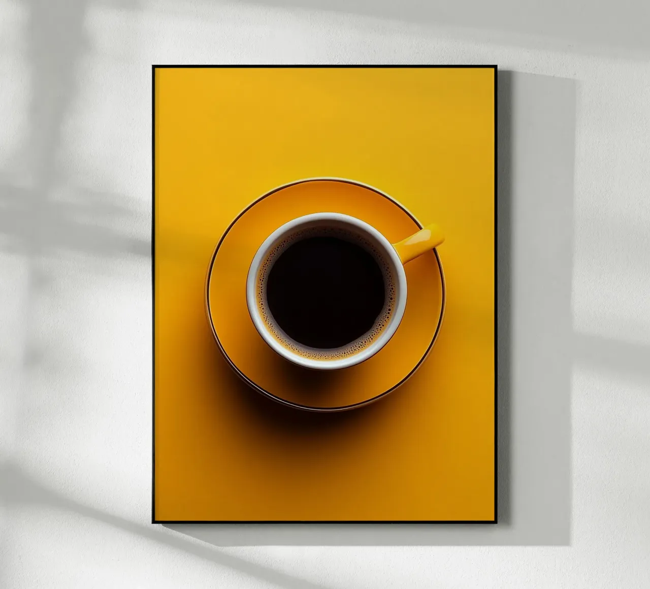 Tazza da caffè nera su sfondo giallo plexiglass da Spice & Style