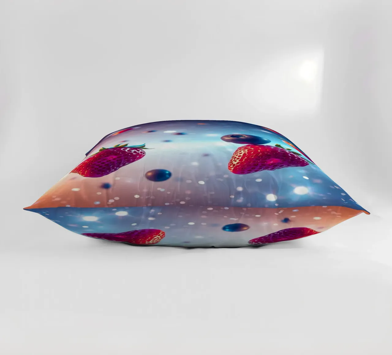 Fragole e mirtilli galleggianti colorati cuscino da DesignDoodle