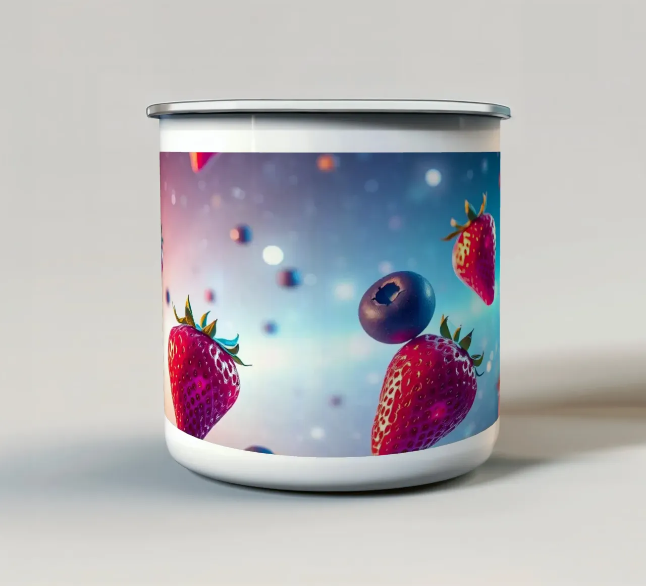 Fragole e mirtilli galleggianti colorati tazza in smalto da DesignDoodle