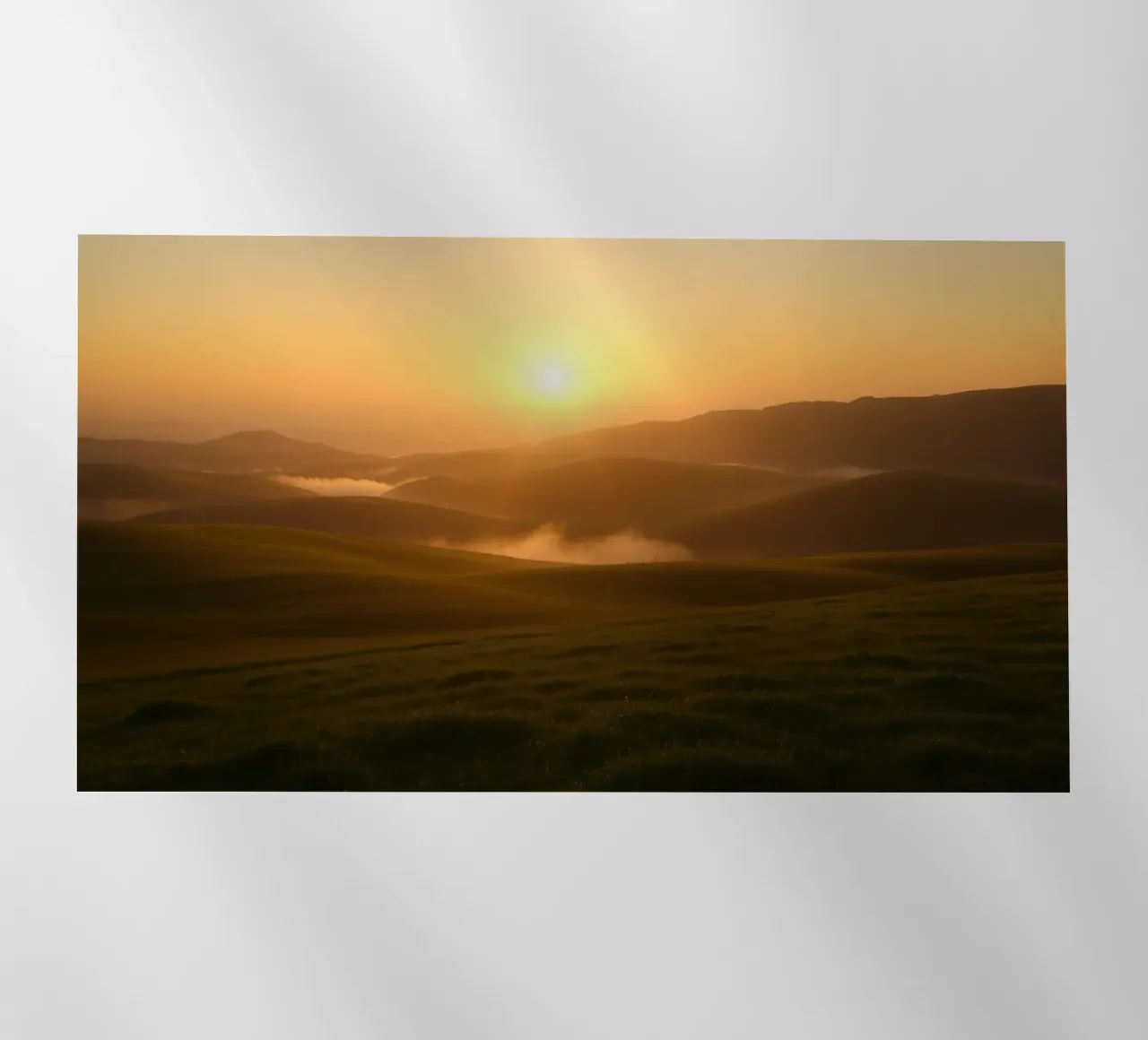 Majestuoso amanecer iluminando ondulantes colinas y brumoso valle lámina retroiluminada de DesignDoodle