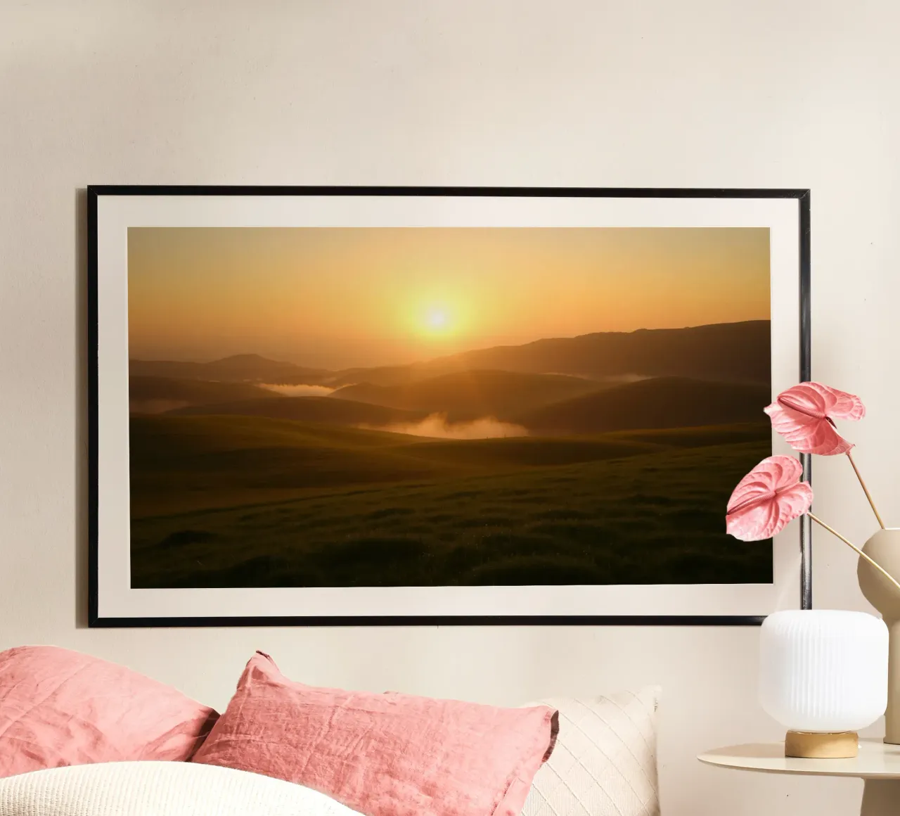 Lever de soleil majestueux illuminant les collines et la vallée brumeuse poster avec cadre en aluminium de DesignDoodle