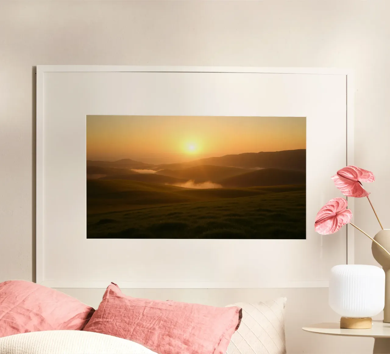 Lever de soleil majestueux illuminant les collines et la vallée brumeuse poster avec cadre en aluminium de DesignDoodle