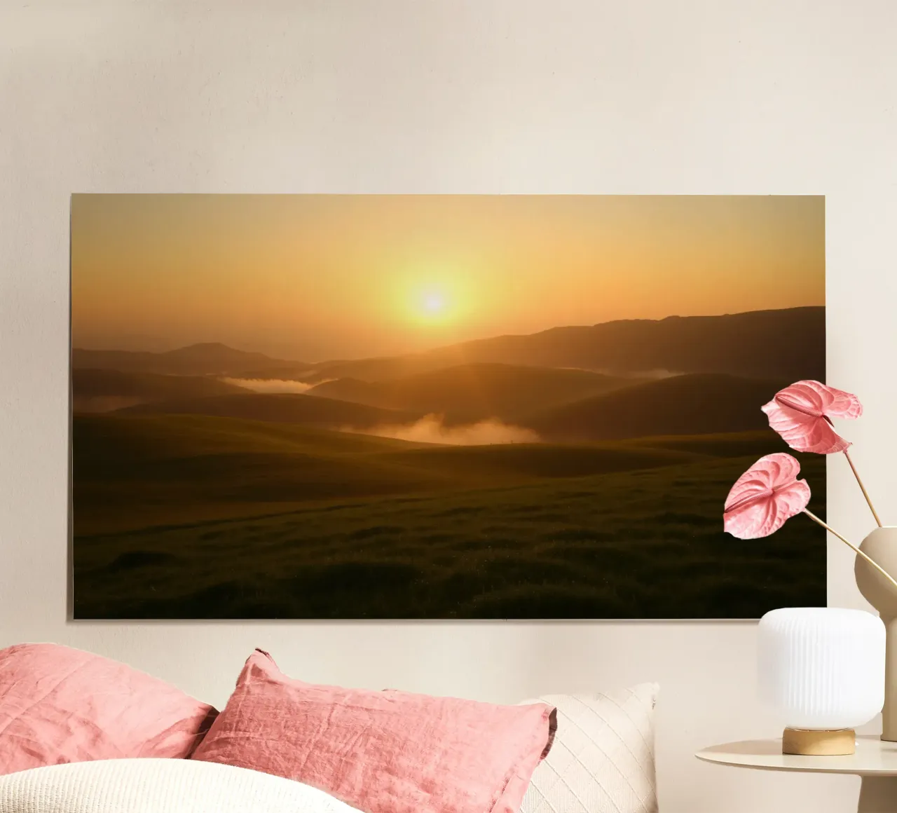 Lever de soleil majestueux illuminant les collines et la vallée brumeuse poster avec cadre en aluminium de DesignDoodle