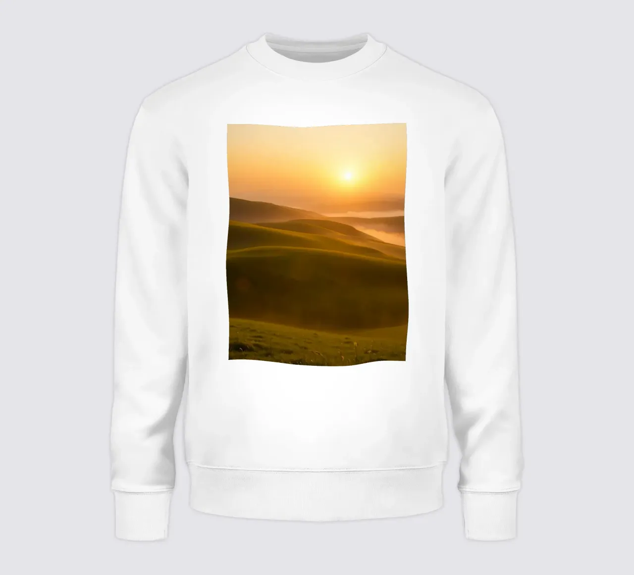 Tramonto su dolci colline verdi con nebbia che crea un'atmosfera serena. felpa da DesignDoodle