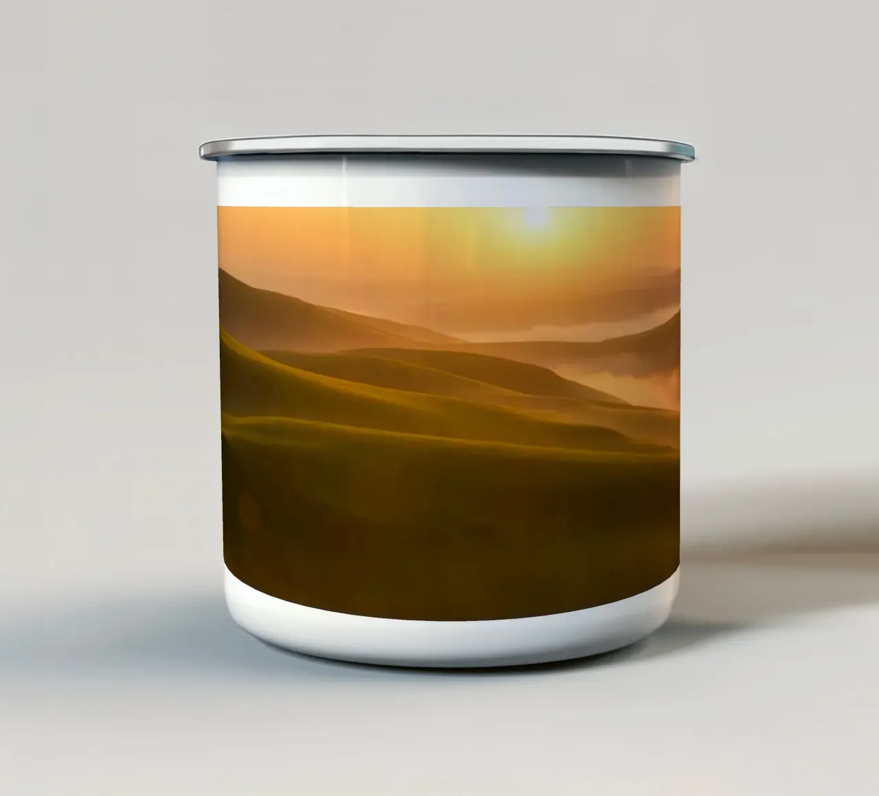 Tramonto su dolci colline verdi con nebbia che crea un'atmosfera serena. tazza in smalto da DesignDoodle