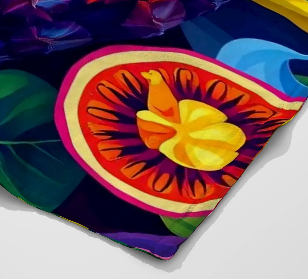 Composizione astratta di frutta con colori e dinamiche vivaci coperta in pile da DesignDoodle