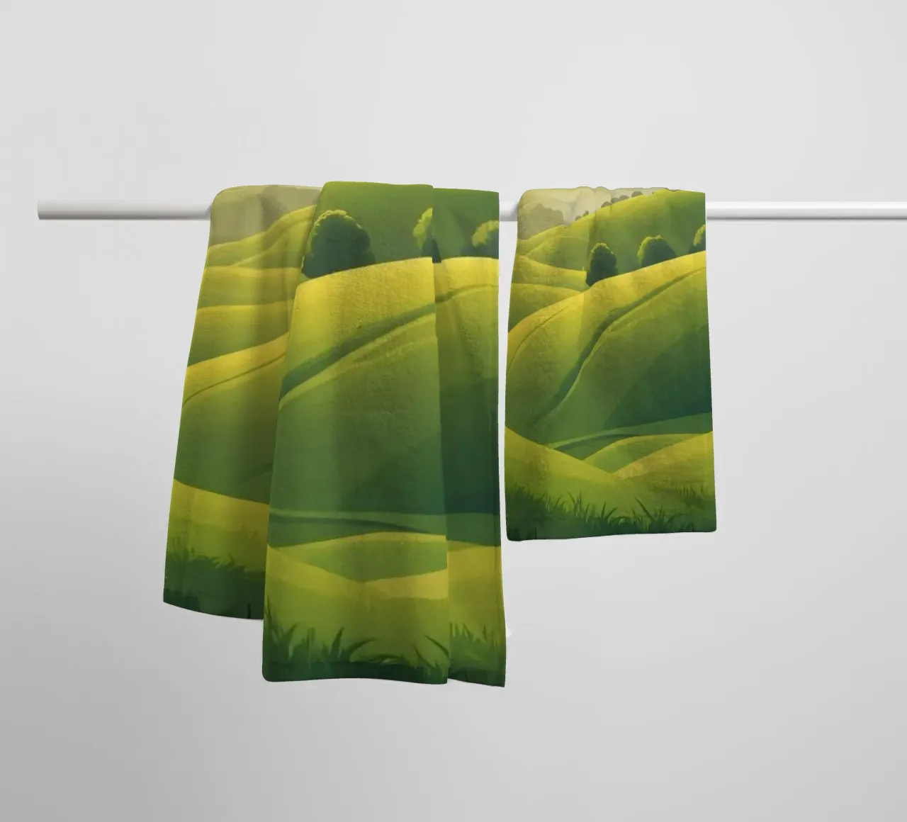 Un paisaje sereno con exuberantes colinas verdes y una cálida puesta de sol toalla de baño de DesignDoodle