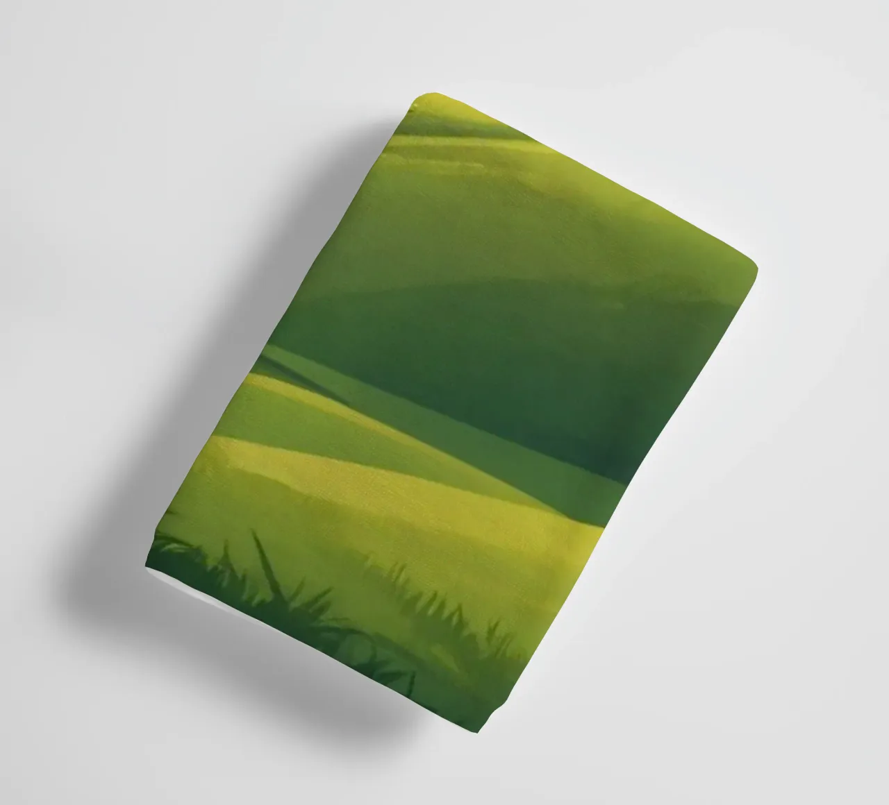 Un paisaje sereno con exuberantes colinas verdes y una cálida puesta de sol toalla de baño de DesignDoodle