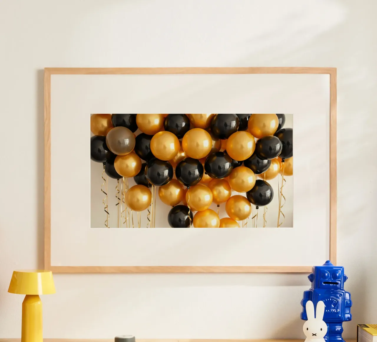 Celebrazione di un grappolo di palloncini neri e oro poster con telaio in alluminio da DesignDoodle